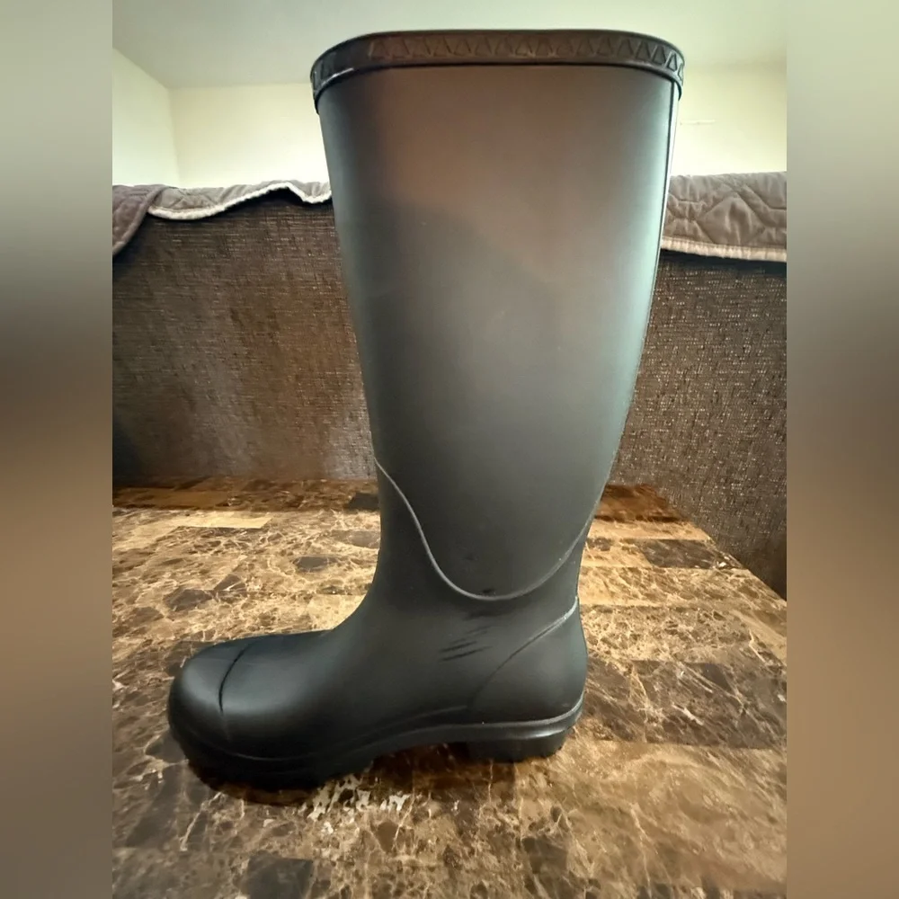 Ugg. Shelby Matte Rain boot. Black. Size 6.
